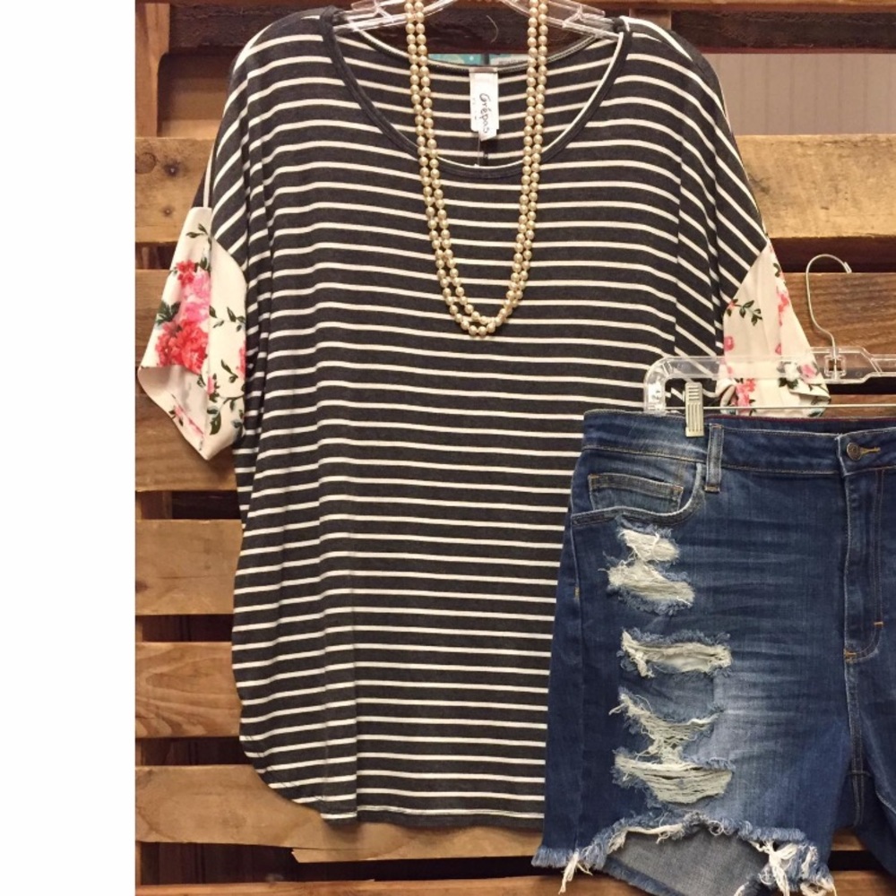 ***Crepas TopStriped Blk/Wht w/Floral Sleeve Sz Lg